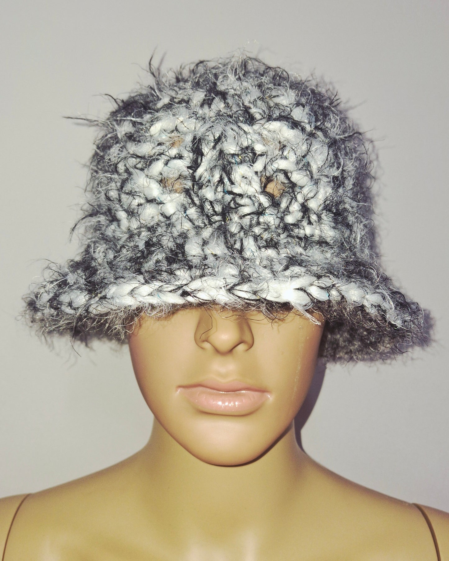 Nia fluffy black/white